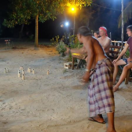 Hotel Mr. Chuoi Bar And Hut Ko Phra Thong Exterior foto