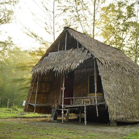 Hotel Mr. Chuoi Bar And Hut Ko Phra Thong Exterior foto