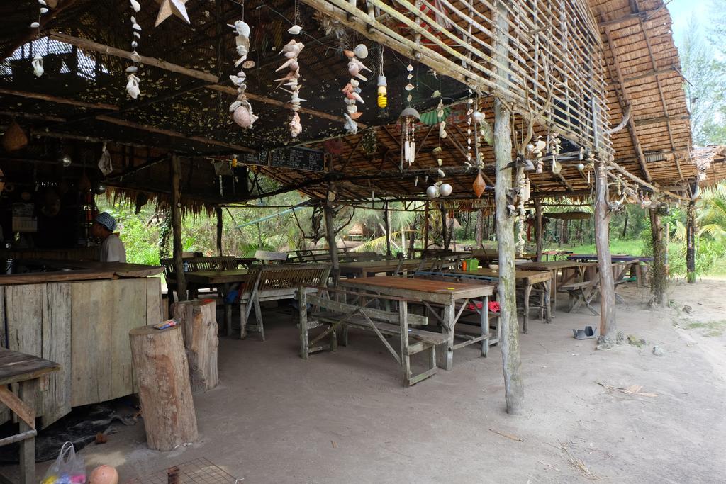 Hotel Mr. Chuoi Bar And Hut Ko Phra Thong Exterior foto