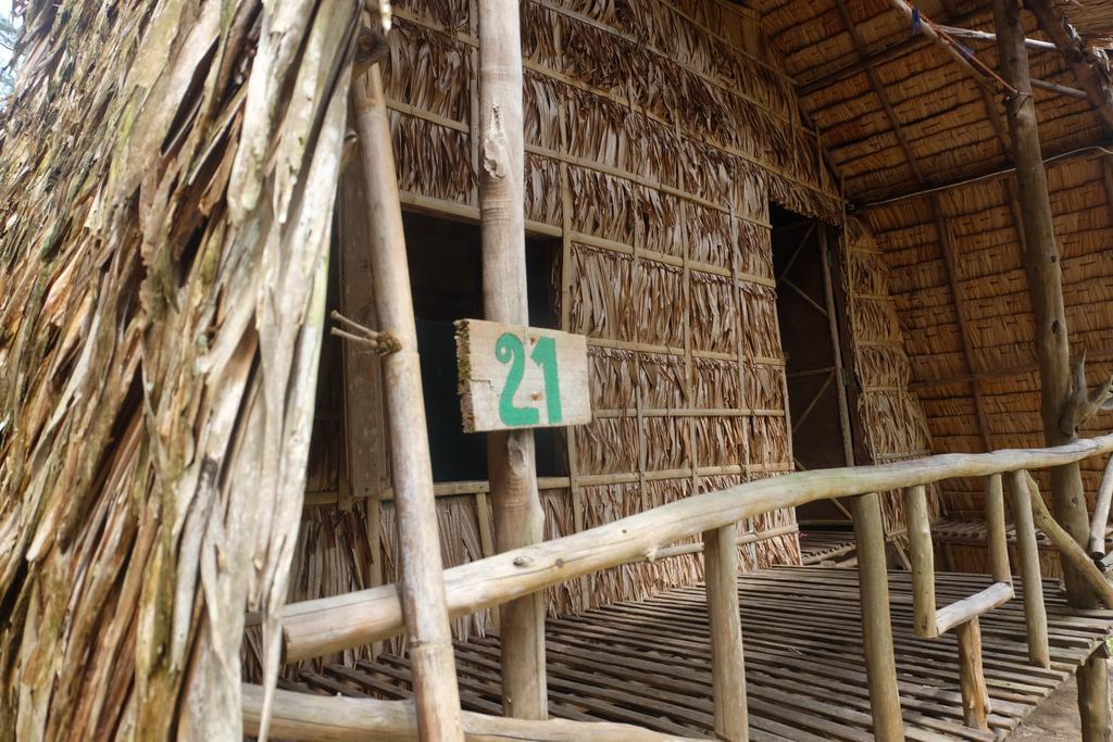 Hotel Mr. Chuoi Bar And Hut Ko Phra Thong Exterior foto