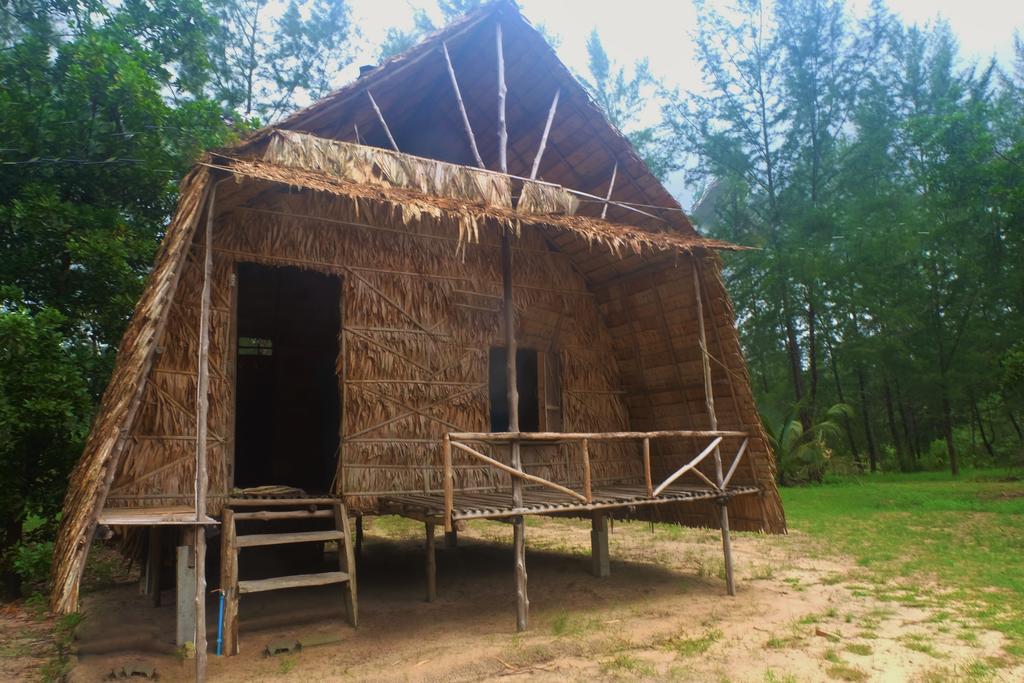 Hotel Mr. Chuoi Bar And Hut Ko Phra Thong Exterior foto