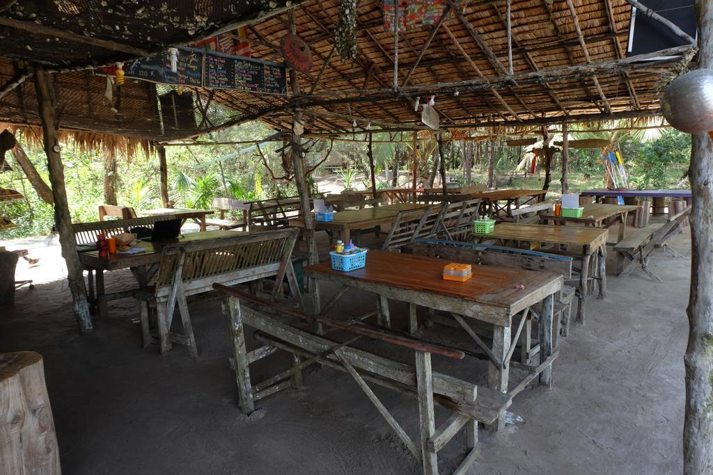 Hotel Mr. Chuoi Bar And Hut Ko Phra Thong Exterior foto