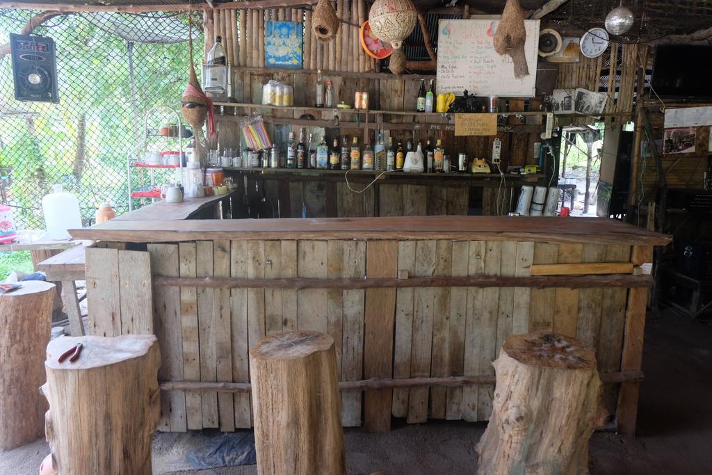 Hotel Mr. Chuoi Bar And Hut Ko Phra Thong Exterior foto