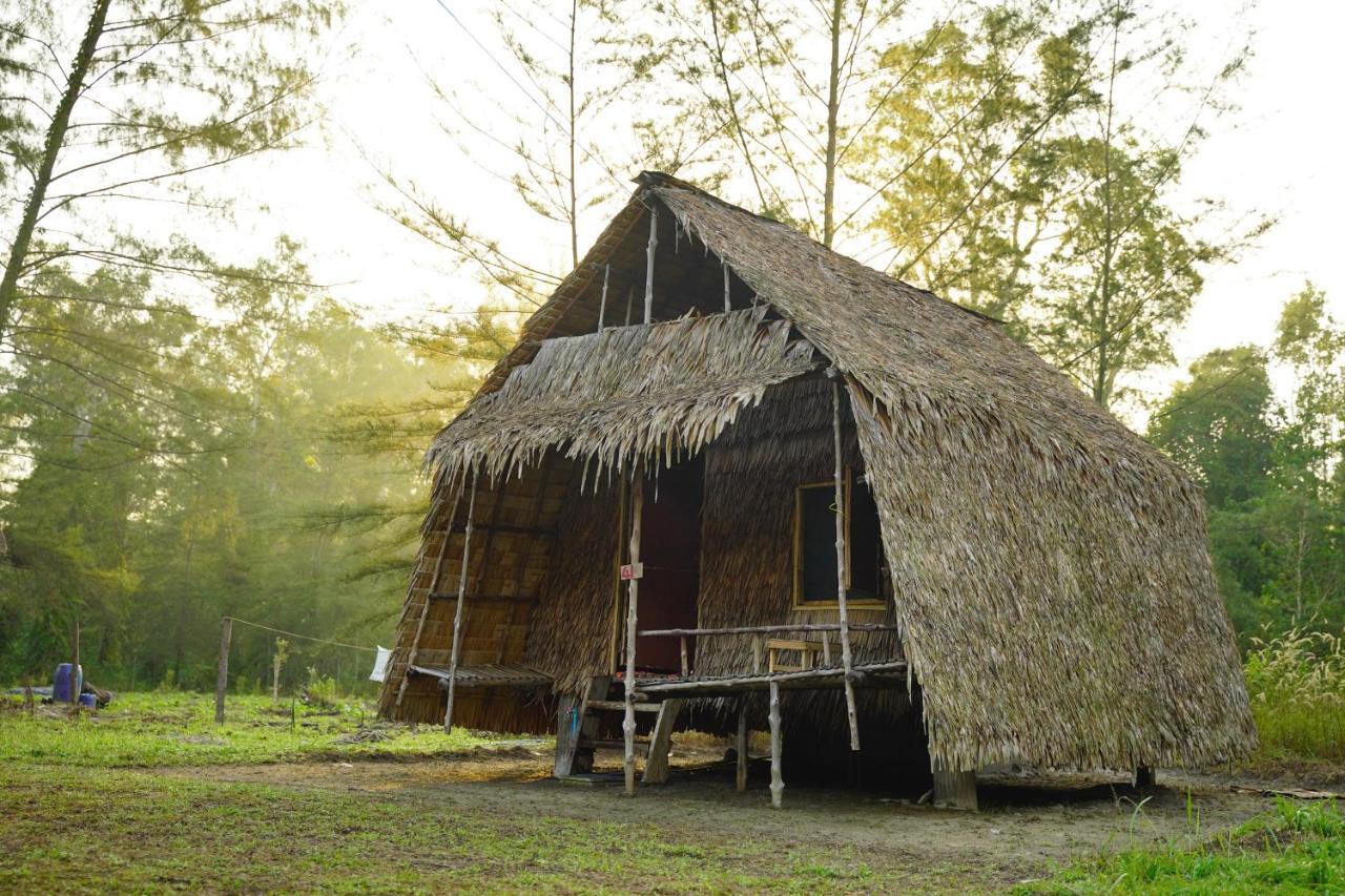 Hotel Mr. Chuoi Bar And Hut Ko Phra Thong Exterior foto